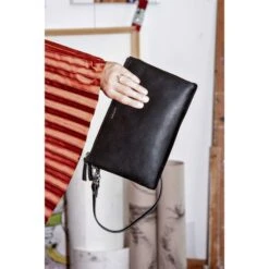 LouLou Essentiels Robuste Crossbody Clutch Black -Stijlvolle Tassen 04clutchm147s 001 8720143393389 loulou essentiels 6
