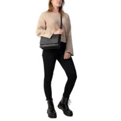 Cowboysbag X Bobbie Bodt Bag Onyx Schoudertas Snake Black And White 9 Cowboysbag X Bobbie Bodt Bag Onyx Schoudertas Snake Black And White -Stijlvolle Tassen bag onyx3061 1 000106 crocoblack 2