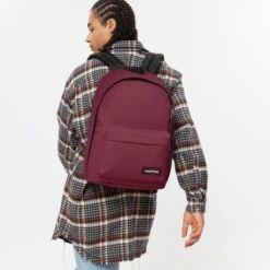 Eastpak Out Of Office Rugzak Bushy Burgundy -Stijlvolle Tassen ek000767 2a9 alt004 uc214998 mhigh