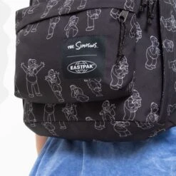 Eastpak Out Of Office Rugzak The Simpsons Black -Stijlvolle Tassen ek000767 7a1 alt014 uc235337 mhigh