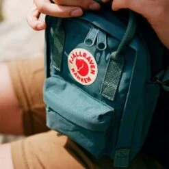 Fjallraven Fjällräven Kanken Sling Shoulderbag Sky Blue -Stijlvolle Tassen square mood ss20 daniel blom warmclimate dsc9342